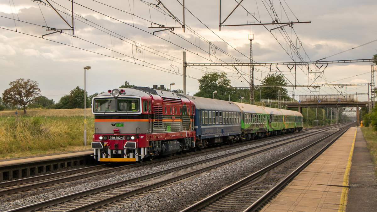Wetter mies, Lok geil! Am 11. Juli 2019 ist 750 202-4 in Rostoklaty unterwegs gen Osten. 