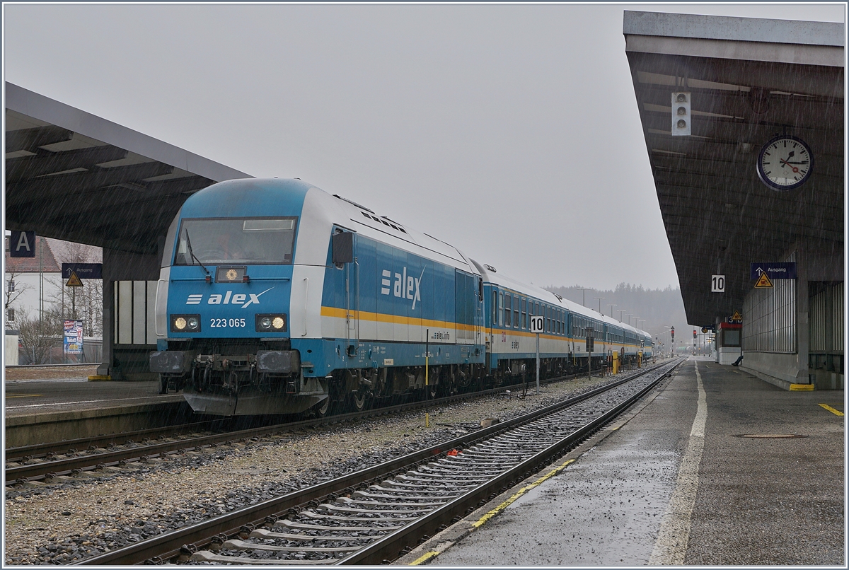 Wetter, nun ja, das gehört zur Fotografie; und macht diese auch spannend. Im Bild die 223 065 mit einem Alex von Lindau nach München beim Halt in Kempten. 

15. März 2019