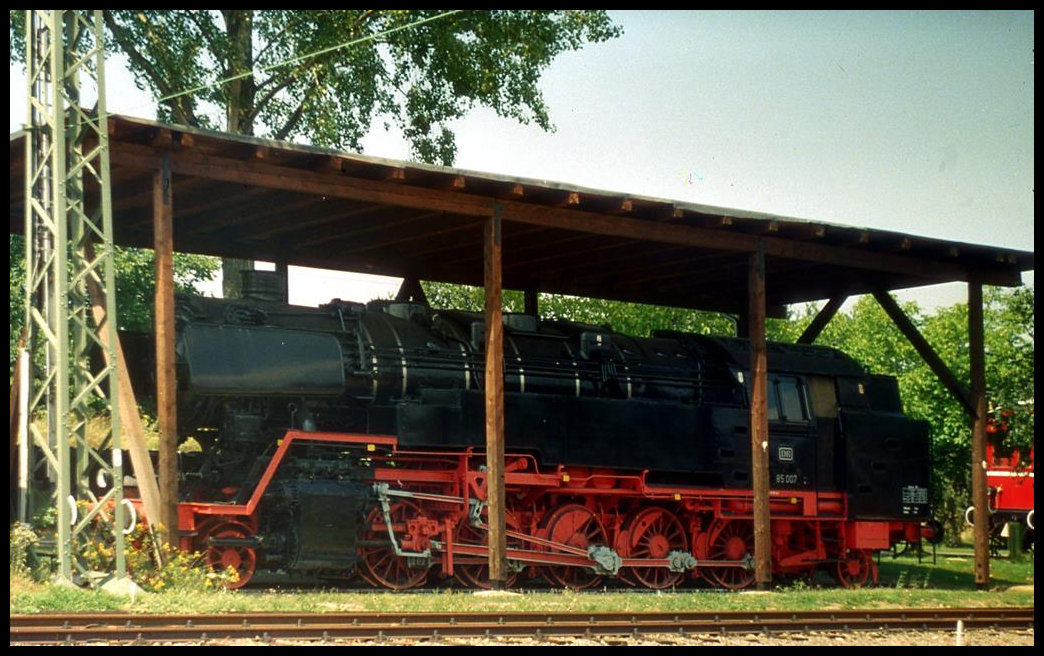 Wettergeschützt steht hier die schwere Tenderlok 85007 am 15.10.1994 im BW Freiburg. Einst war sie Zuglok auf der Höllentalbahn.