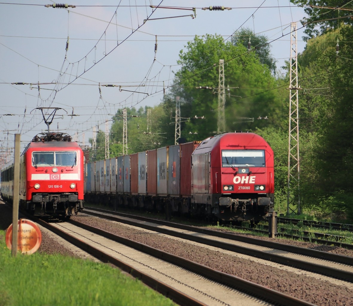 Wettfahrt zwischen 120 106-0 mit IC aus Hannover kommend und OHE 223 101-7 (270080) mit Containerzug aus Richtung Seelze. Aufgenommen in Dedensen-Gümmer am 29.04.2014. Die 120 hat übrigens gewonnen ;)