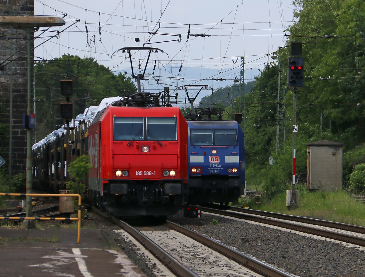 Wettfahrt zwischen 185 588-1 der HGK mit offenen ARS-Autotransportwagen und der 152 134-3 mit Containerzug. Im weiteren Bilderverlauf hat die HGK dann gewonnen. Aufgenommen am 04.06.2015 in Eichenberg.