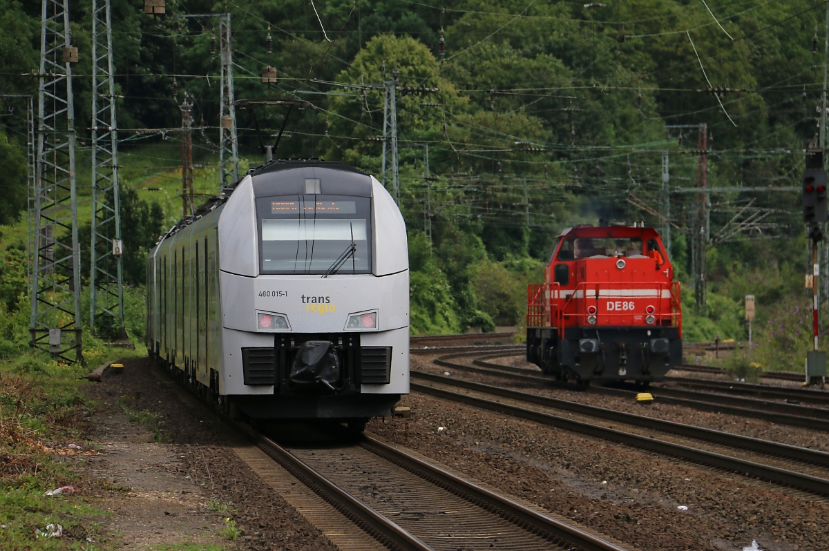 Wettfahrt zwischen 272 024-7 (DE 86) und den Köln West verlassenden 460 015-1. Aufgenommen am 15.07.2014.