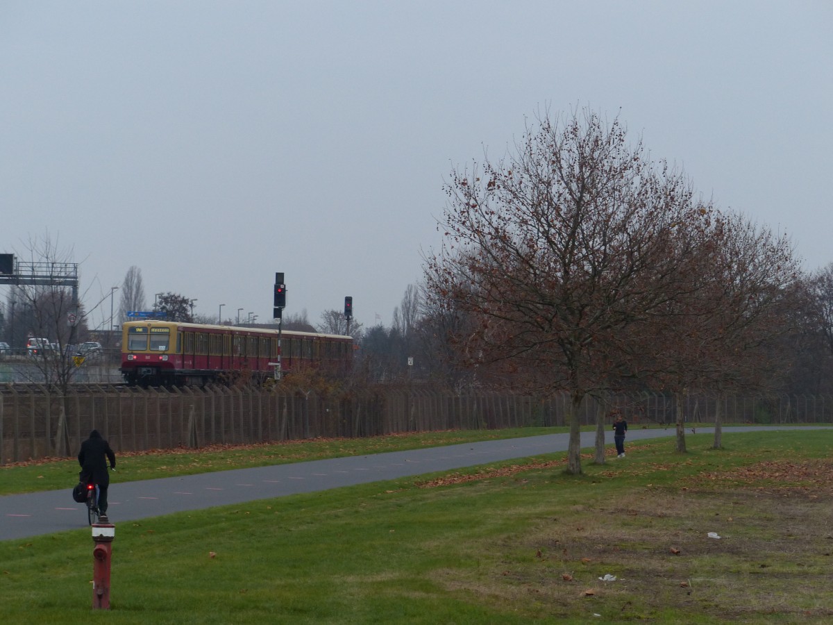 Wettrennen zwischen Radfahrer und S-Bahn auf dem Tempelhofer Feld, 7.12.2014