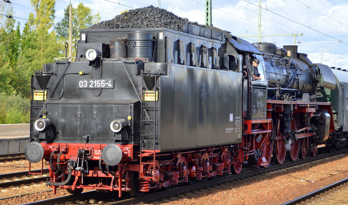 WFL  03 2155-4  ( NVR-Nummer 90 80 00 03 155-3 D-WFL) auf dem Weg zum ehemaligen Bahnbetriebswerk Berlin Schöneweide zum dort am Wochenende stattfindenden Eisenbahnfest im Betriebswerk Schöneweide am 19.09.19 Durchfahrt Bahnhof Flughafen Berlin Schönefeld am Ende des Zuges. 