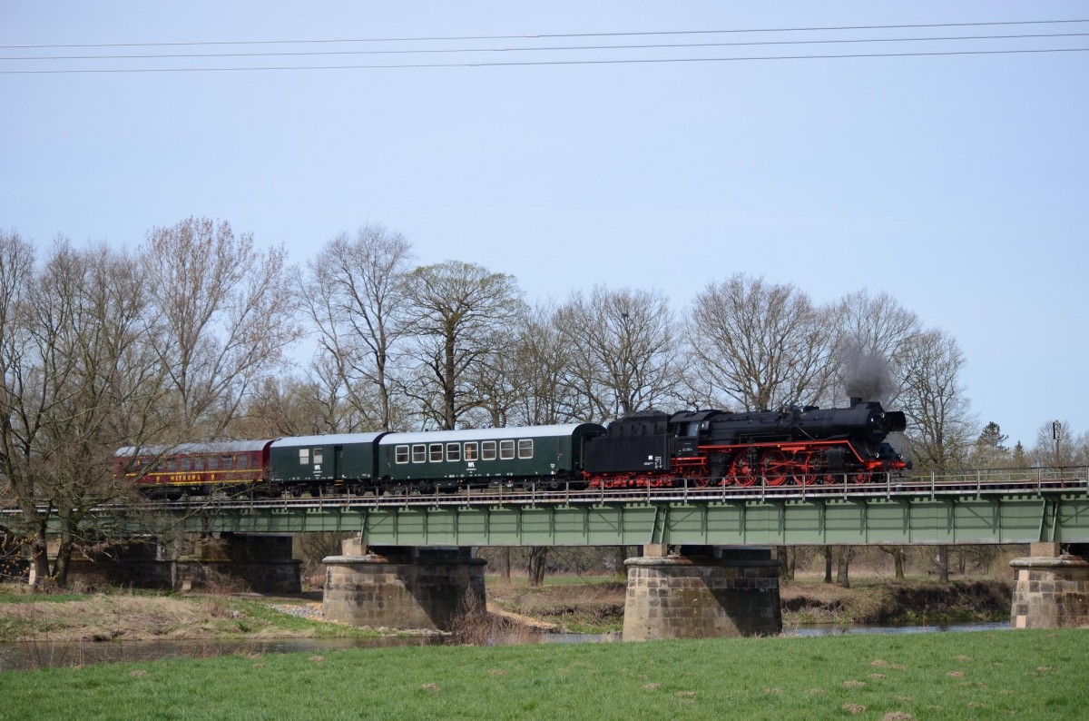 WFL 03 2155-4 bei Großbothen/Kössern auf der Muldebrücke, Rückfahrt von Weimar nach Nossen 12.04.2015 (Foto von A.K.)