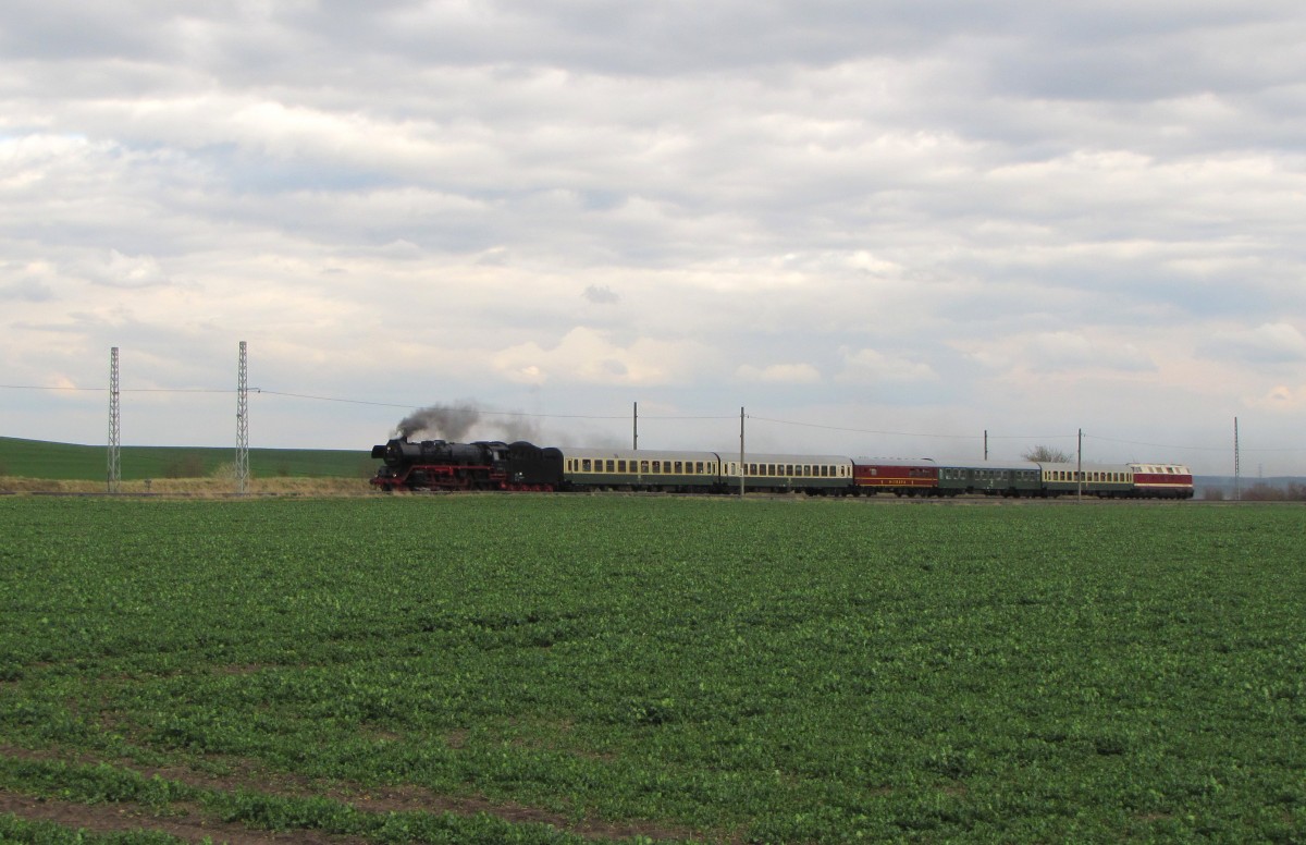 WFL 03 2155-4 und EBS 118 757 als Schlusslok mit dem DPE 75946 von Meiningen nach Weimar, am 11.04.2015 bei Haarhausen.