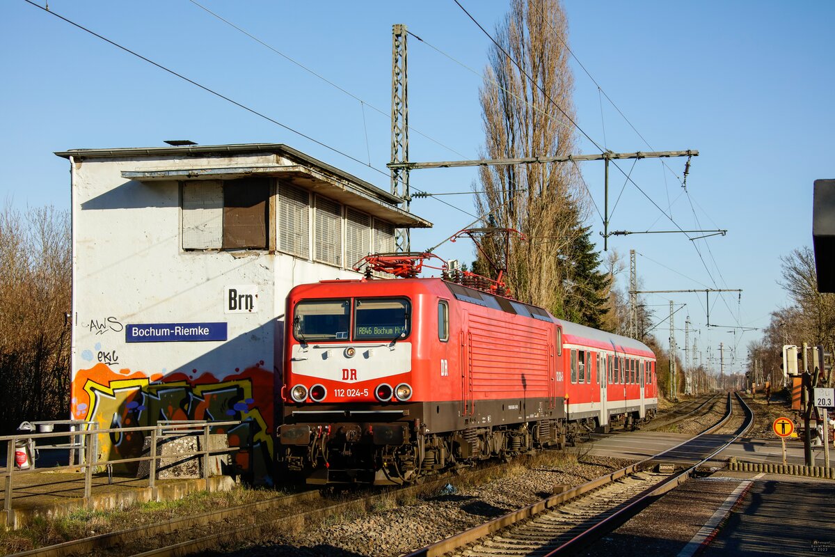 WFL 112 024-5 DR mit RB46 in Bochum Riemke, am 27.02.2022.