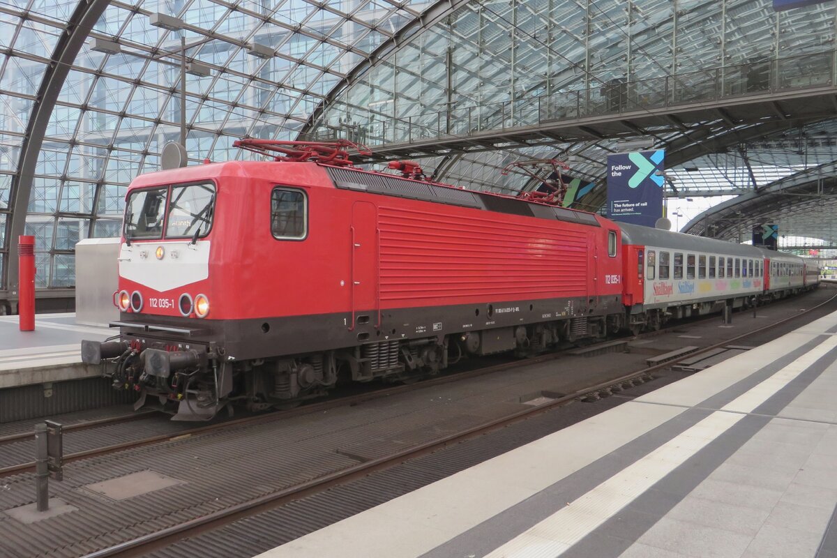 WFL 112 035 steht mit ein Snálltaget aus Stockholm am 19 September 2022 in Berlin Hbf.