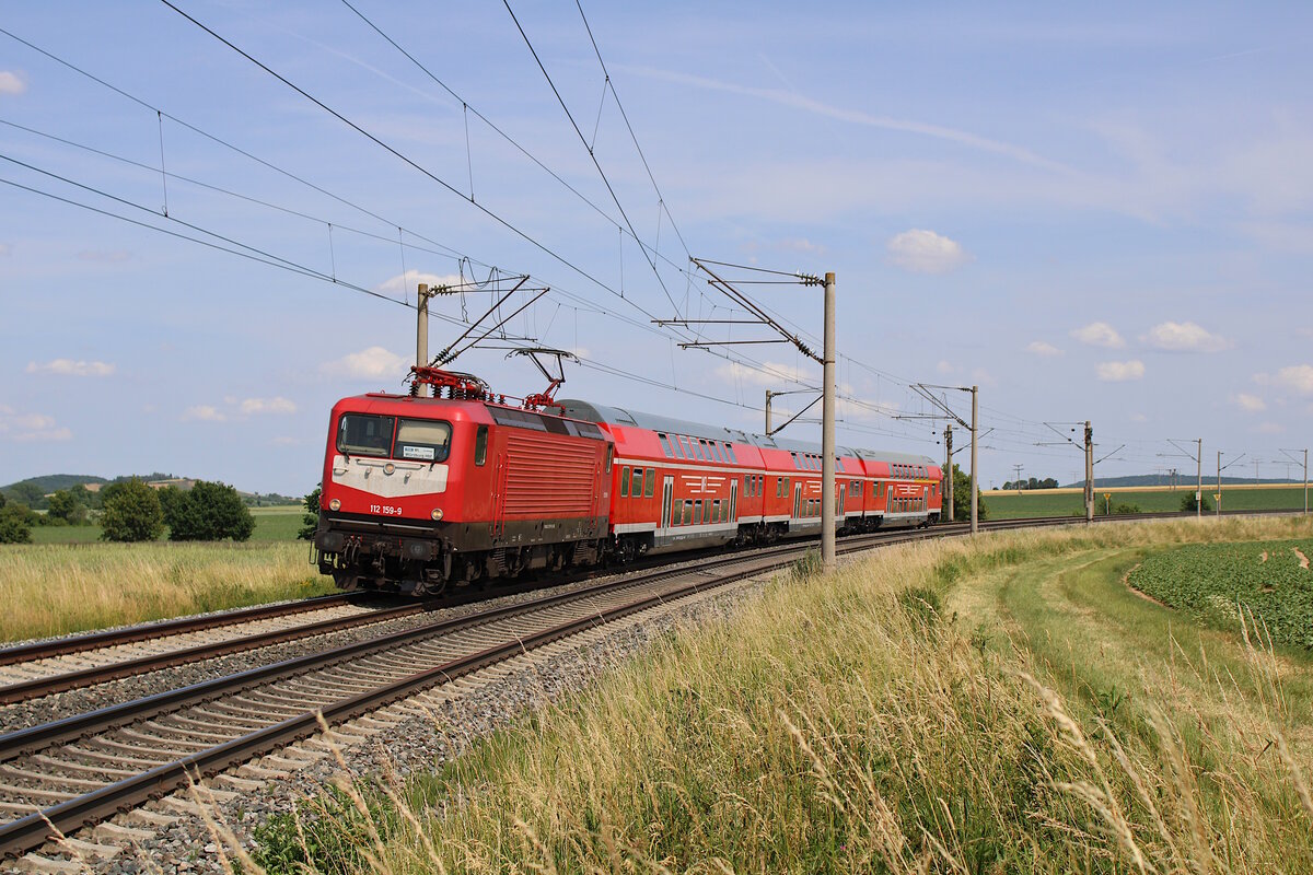 WFL 112 159-9 zieht mit ihrem WFL-Ersatzzug der Linie RE80 (Treuchtlingen - Würzburg Hbf) durch die Felder bei Uffenheim. (20.06.2023)