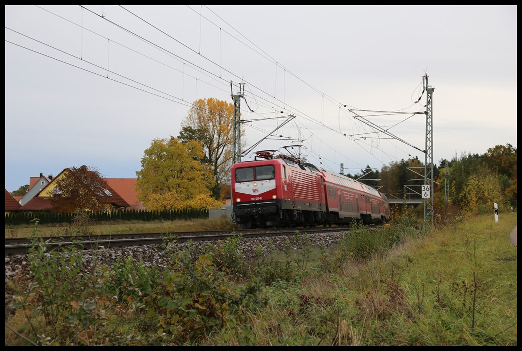 WFL 112131-8 ist hier am 30.10.2023 um 15.59 Uhr mit einem RE aus Treuchtlingen am Ortsrand von Triesdorf nach Ansbach unterwegs.