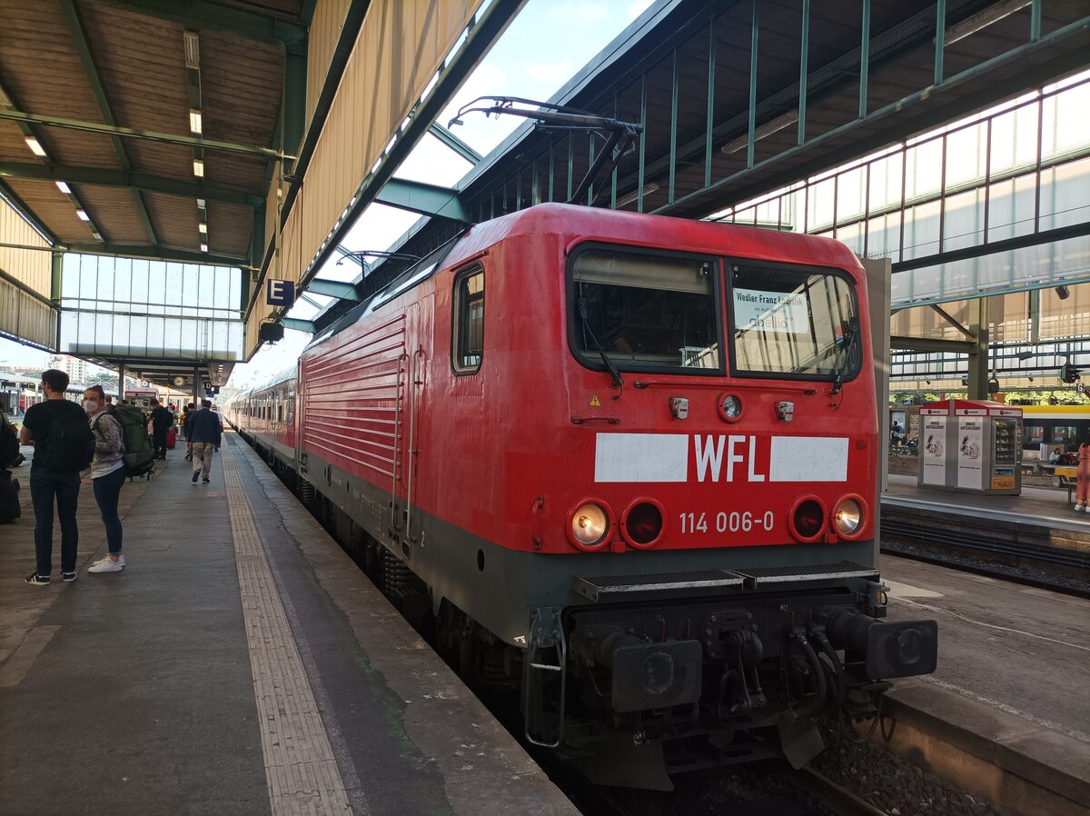 WFL 114 006-O am 20.8.21 mit einem Ersatzzug in Stuttgart Hbf 