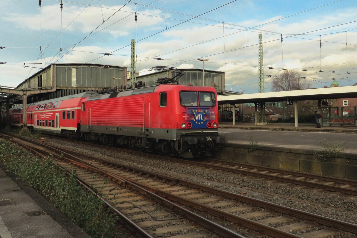 WFL 114 006 schiebt am 14 Februari 2022 drr 1. von drei Ersatzzüge in Duisburg Hbf ein. Dieses gastspiel von WFL dauert nür noch bis den 18.Februari 2022.