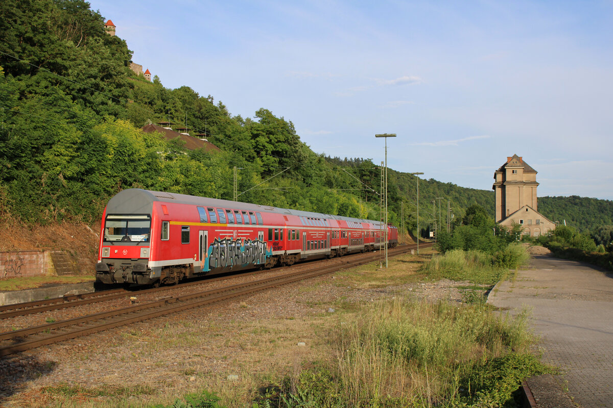 WFL 114 024 (112 024-5) schiebt ihren RE12-Ersatzzug von Tübingen nach Mosbach-Neckarelz am 05.07.2022 in den Bahnhof Neckarzimmern.