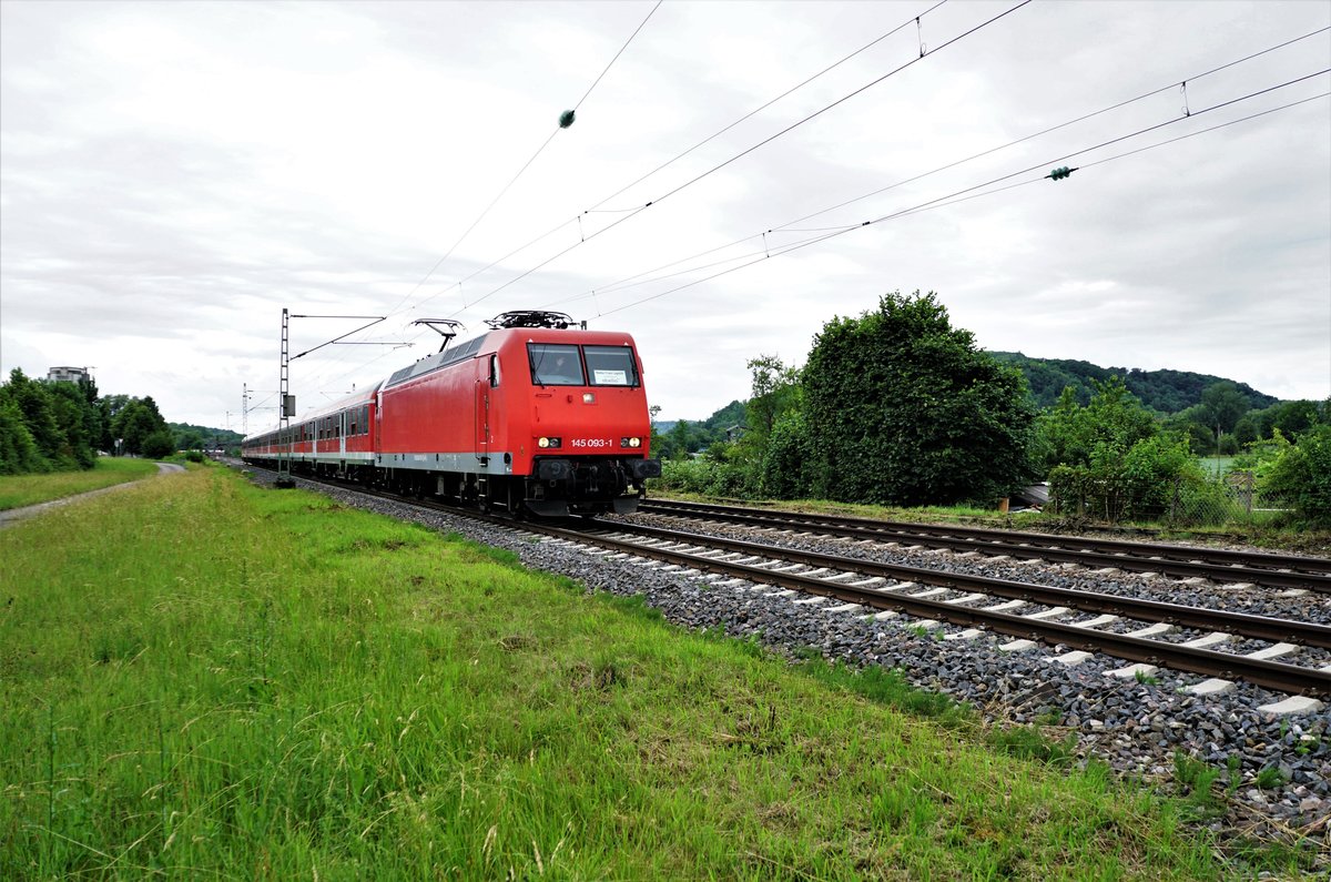 WFL 145 093-1 im Auftrag von Abellio am 15.06.2020 mit dem RE nach Stuttgart.
Aufnahme bei Tübingen-Lustnau.
Gruß zurück.