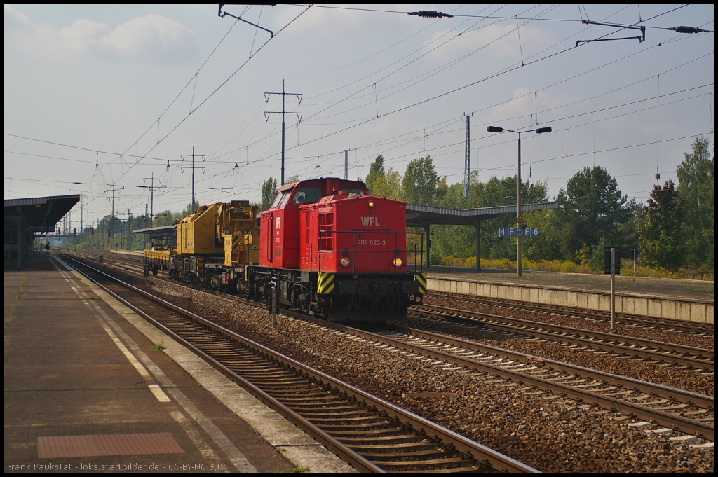 WFL 15 / 202 822-3 mit dem Kranwagen  Donau  der Strabag Rail (99 80 9419 005-0 D-STRA) am 07.09.2014 durch Berlin Schönefeld Flughafen (NVR-Nummer 98 80 3202 822-3 D-WFL)