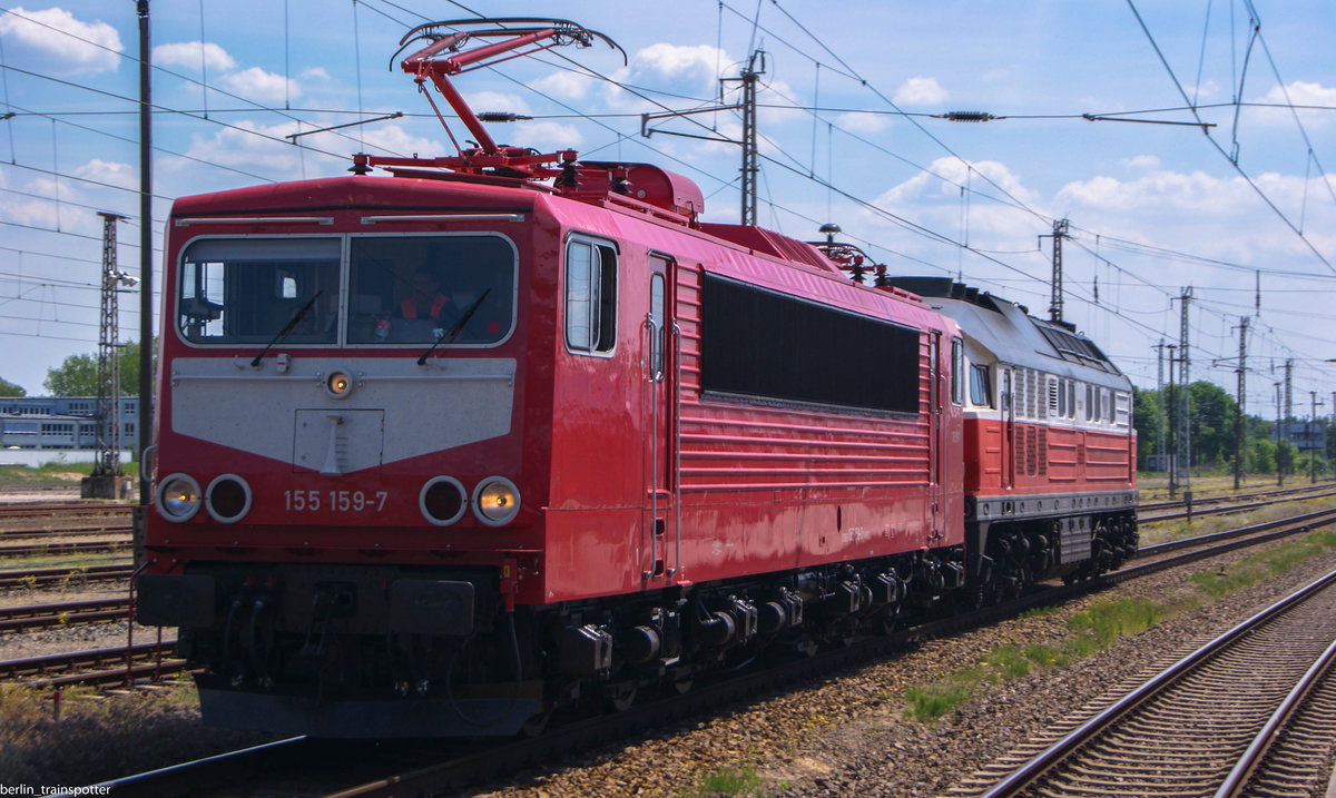 WFL 155 159 durchfährt mit einem Diesel Bruder 232 333 den Bahnhof Oranienburg am 23.05 um 13:07 Uhr.