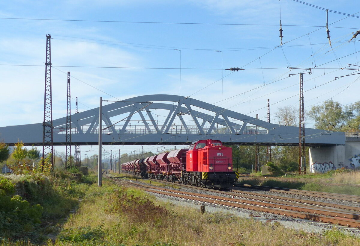 WFL 202 822-3 mit Schotterwagen Richtung Weißenfels, am 25.10.2021 in Naumburg (S) Hbf.