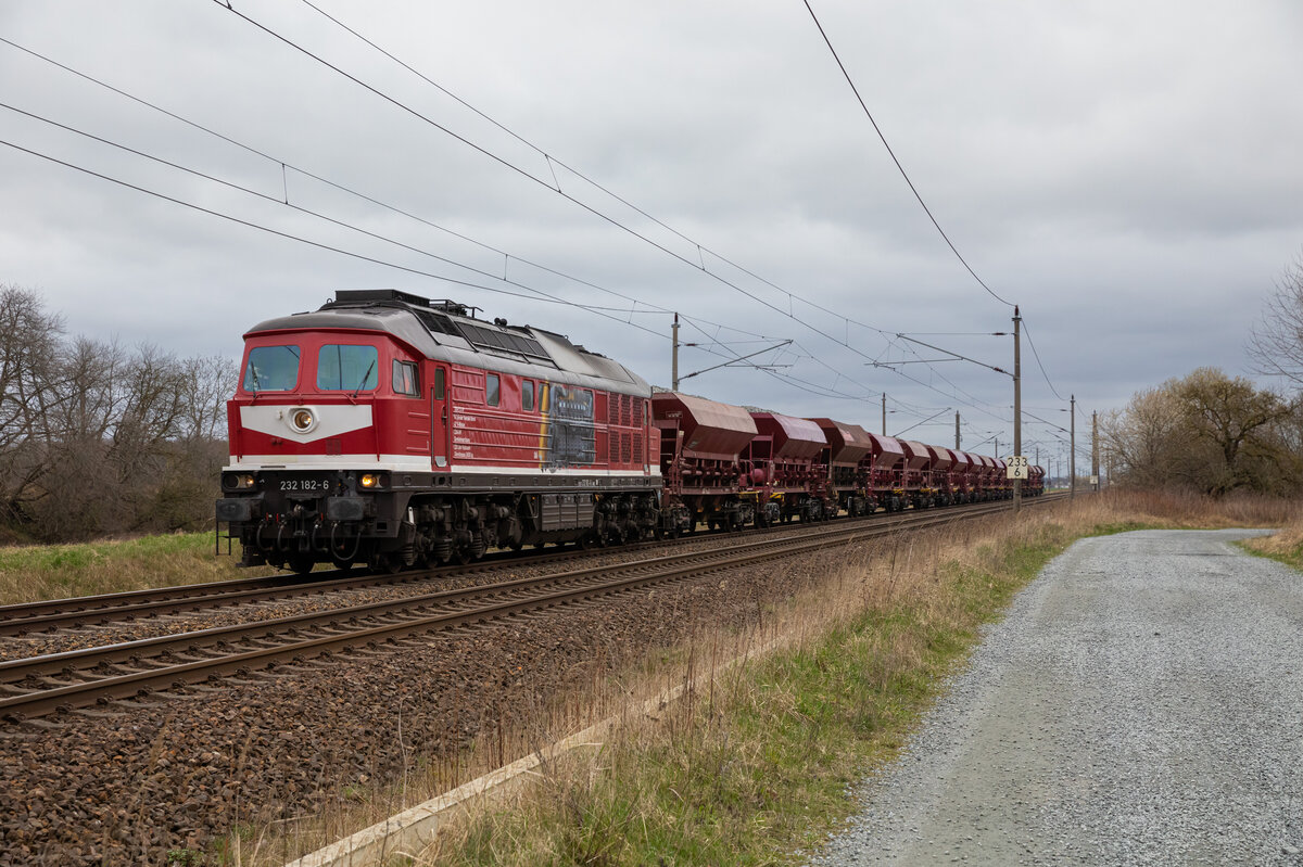 WFL 232 182 mit Schotter am 01.04.2023 in Teschenhagen.
