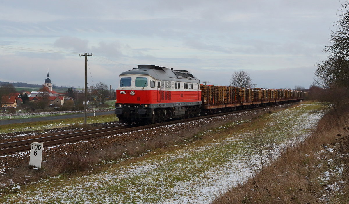 WFL 232 233 mit beladenen Holzzug bei Dreitzsch auf dem Weg Richtung Saalfeld. Aufgenommen am 12.12.2019