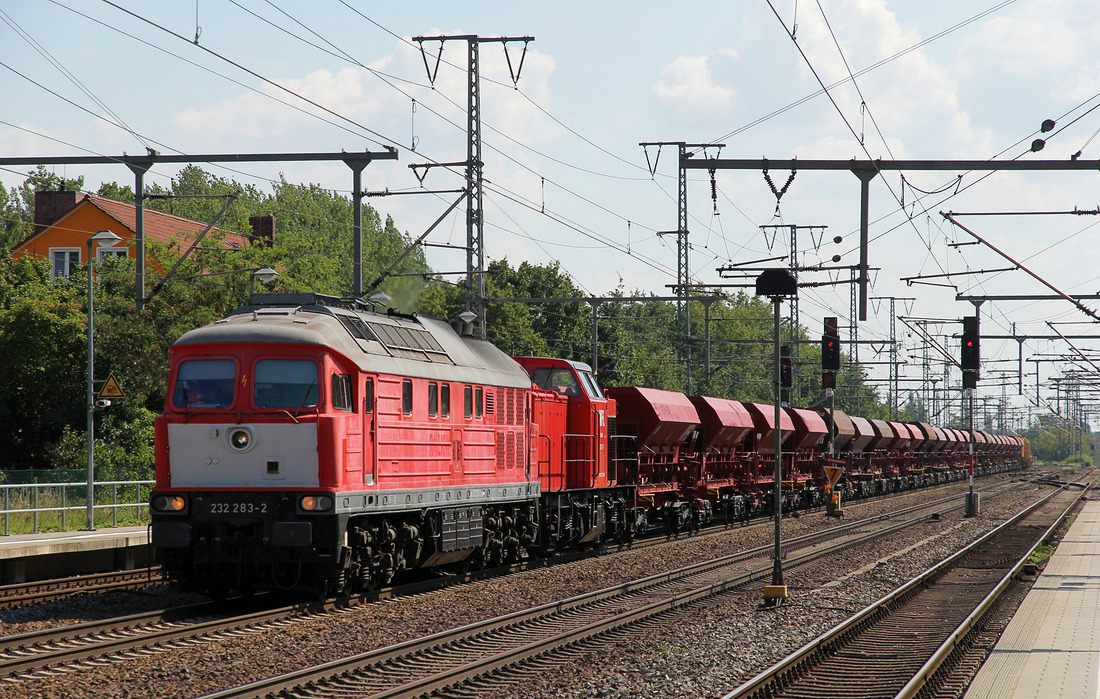 WFL 232 283 + 203 117 mit einem Bauzug am 13. Juli 2018 im Bahnhof Golm.
Am Zugschluss hing noch ein Kran.