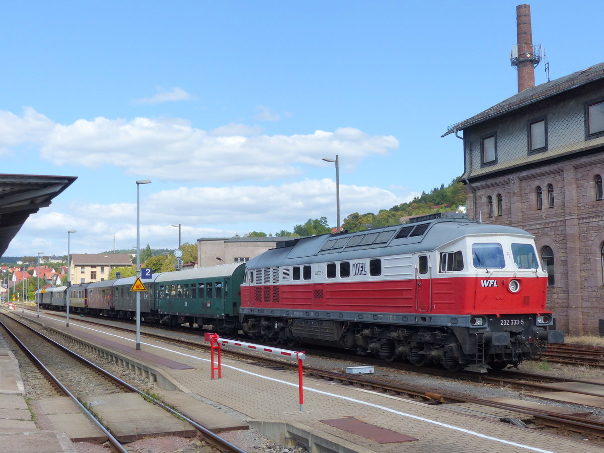 WFL 232 333-5 mit dem DPE 20161 aus Berlin-Schöneweide, am 01.09.2018 bei den XXIV. Meininger Dampfloktagen im Bahnhof Meiningen.