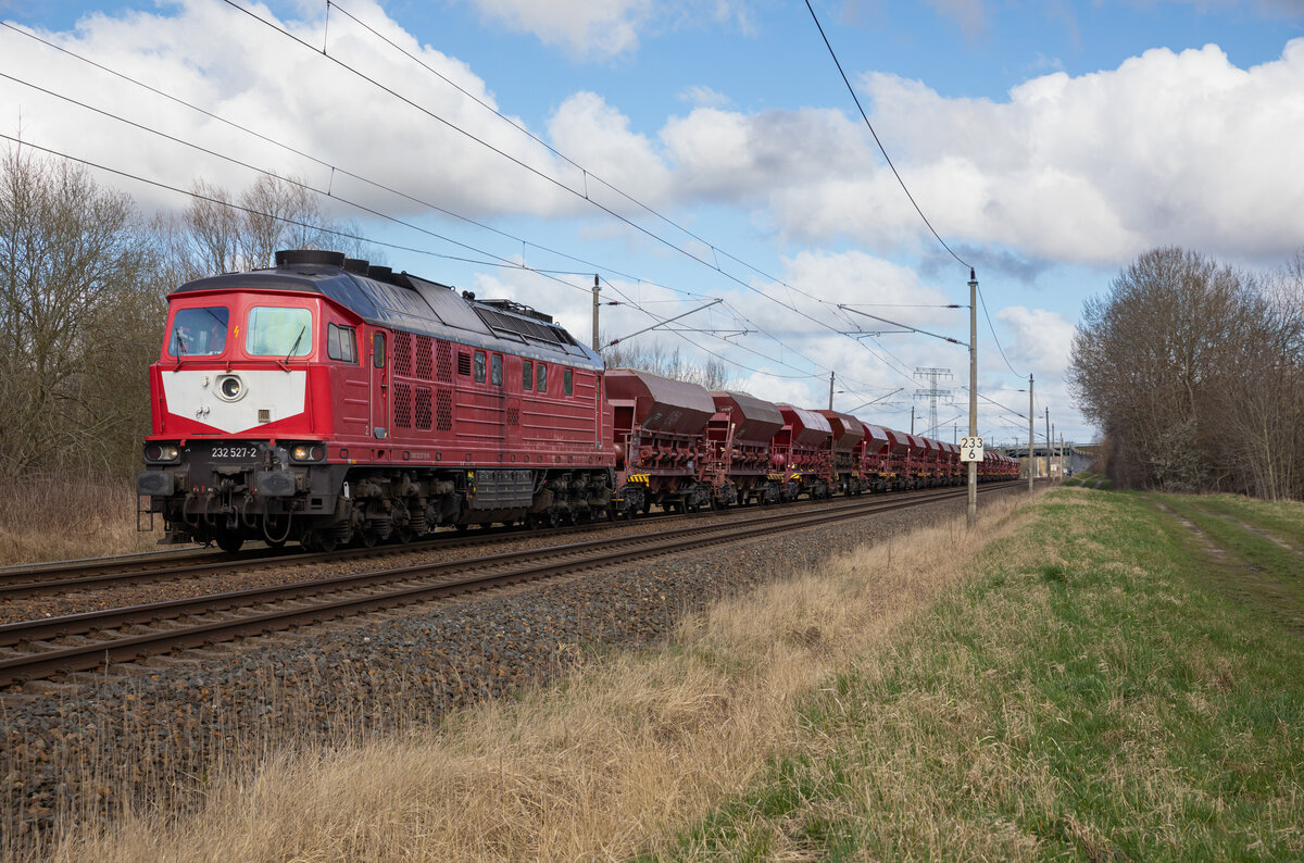 WFL 232 527 mit Schotter am 02.04.2023 in Teschenhagen.

