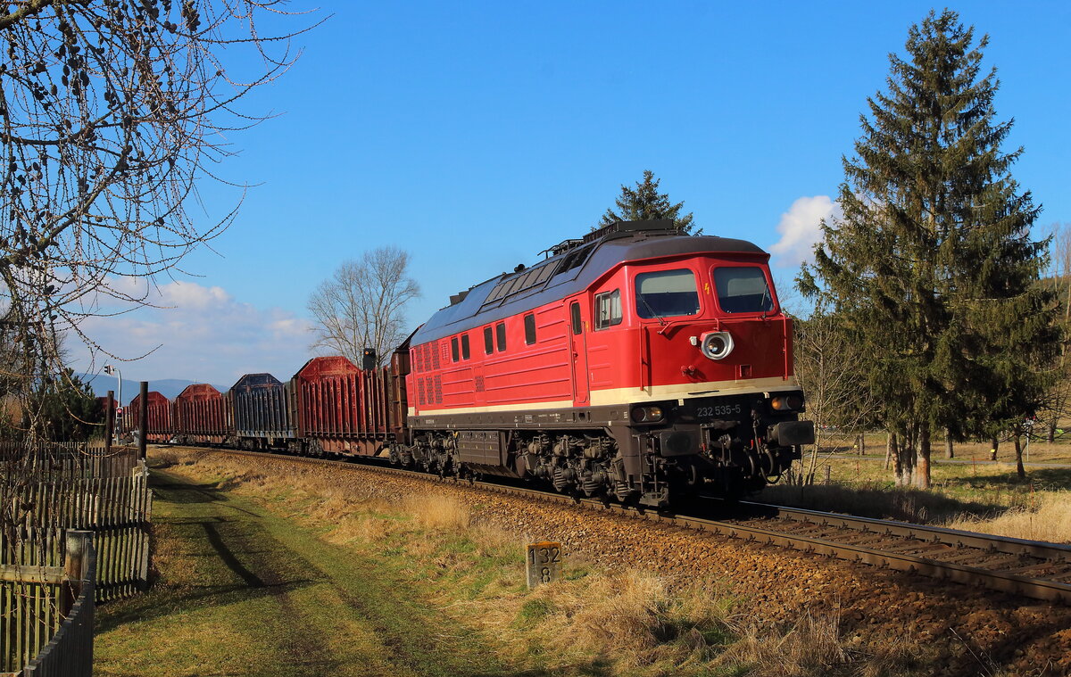 WFL 232 535 am Leerholzzug nach Triptis am 27.02.2022 Zug wurde bis Saalfeld mit einer Elok gebracht welche hier am Ende des Zuges sich befand. Auf der nicht elektrisierten Strecke übernahm dann die 232 den Dienst. 