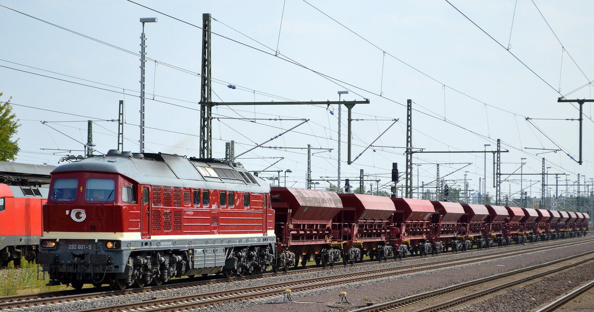 WFL 232 601-5 (92 80 1 232 601-5-D-WFL) mit Schotterzug am 20.07.18 Durchfahrt Magdeburg Hbf.