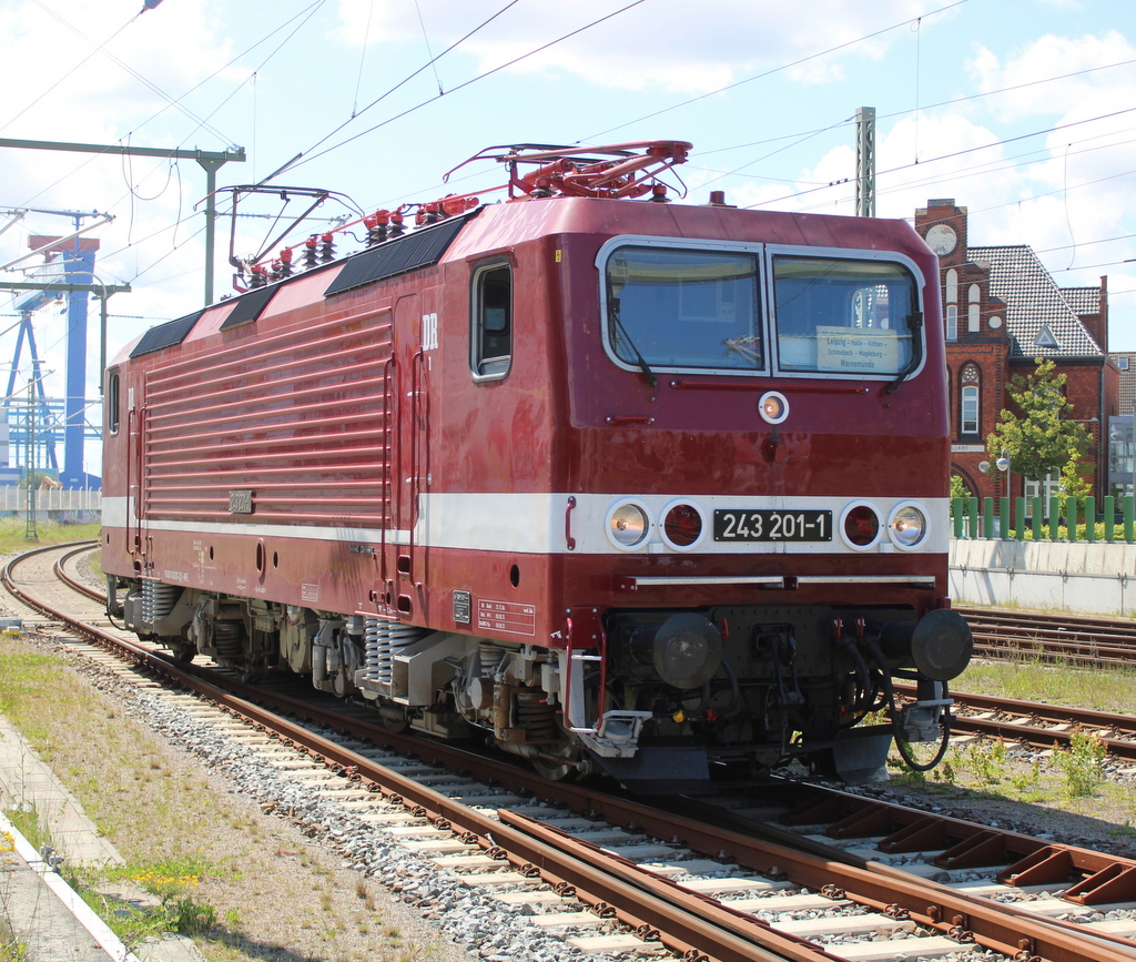 WFL 243 201-1 beim Rangieren in Warnem�nde.06.06.2026 