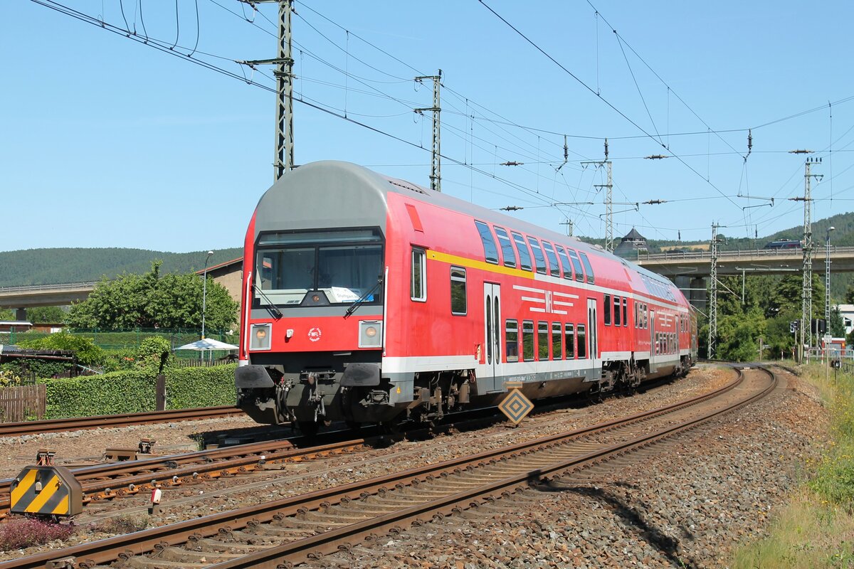 WFl-Dosto DABbuzfa 760.0 (50 80 36-33 013-4 D-WFL) mit WFL-114 024 (112 024-5) als Schublok am 17.7.2022 auf Überführungsfahrt von Leipzig nach Tübingen. Dort soll der Zug wieder den SWEG-Ersatzverkehr übernehmen. Hier in der Einfahrt nach Saalfeld/Saale