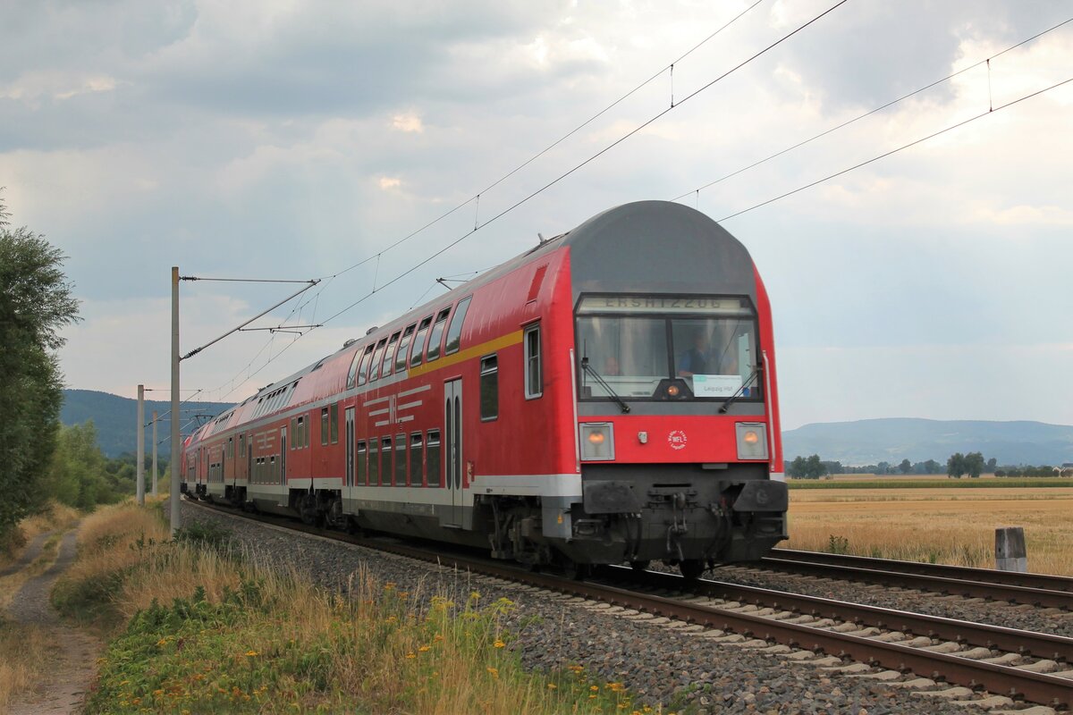 WFL-Dosto DABbuzfa 760.0 (50 80 36-33 013-4 D-WFL) mit der WFL-114 024 (112 024-5) als Schublok am 14.8.2022 bei Etzelbach auf dem Weg nach Leipzig Hbf. Dieser Einsatz war gleichzeitig auch der einzige dieses Gespanns im RE42-Dienst (Franken-Thüringen-Express) und führte lediglich von Nürnberg zurück nach Leipzig.