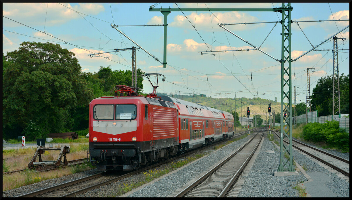 WFL-Ersatzverkehr für Go-Ahead Bayern: Die Fotowolke vom Dienst war pünktlich zur Stelle, als die 112 159-9 am 11.06.2023 leicht verspätet mit dem RE 80 in den Bahnhof Heidingsfeld Ost kommt. 