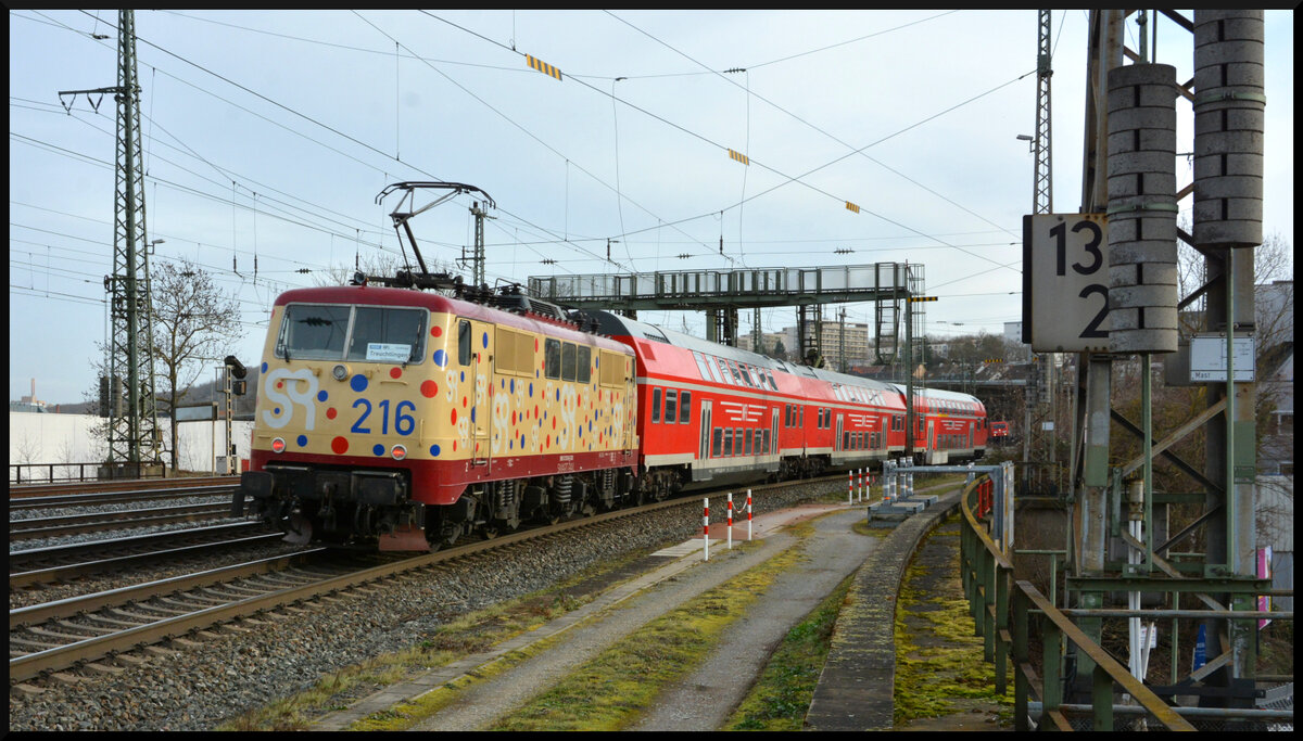 WFL-Ersatzverkehr für Go-Ahead Bayern: Die Smart Rail 111 216 schiebt am 25.01.2024 den RE80 WFL-Ersatzzug nach Treuchtlingen aus dem Würzburger Hbf.