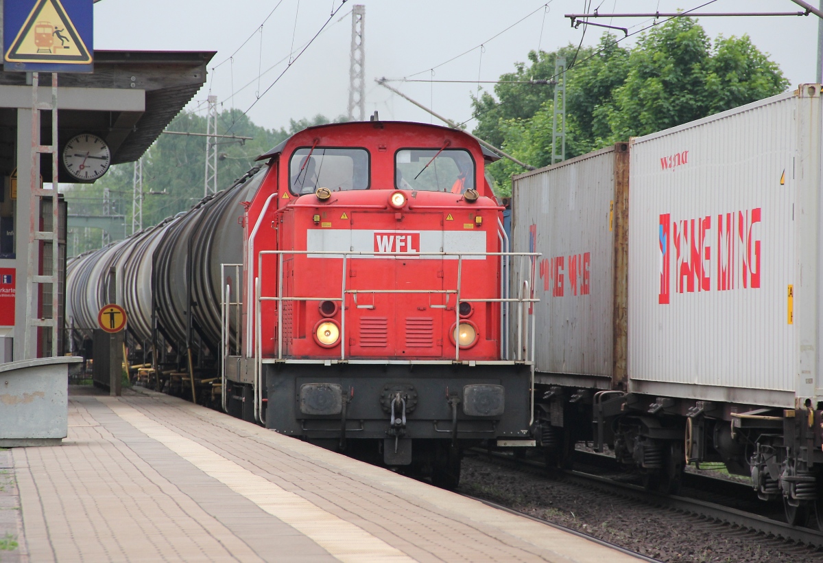 WFL Lok 14 mit einem kurzen Kesselwagenzug aus Richtung Seelze kommend. Aufgenommen in Dedensen-G�mmer am 30.05.2013.