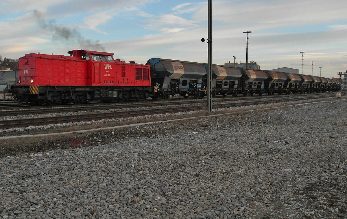 WFL Lok 16, 202 453-7 der Wedler Franz Logistik GmbH & Co. KG mit der UIC-Kennzeichnung 92 80 1203 217-5 D-WFL rangiert am 03.03.2015 Wagen der Gattung Tdns im Bahnhof von Biberach (Riß).