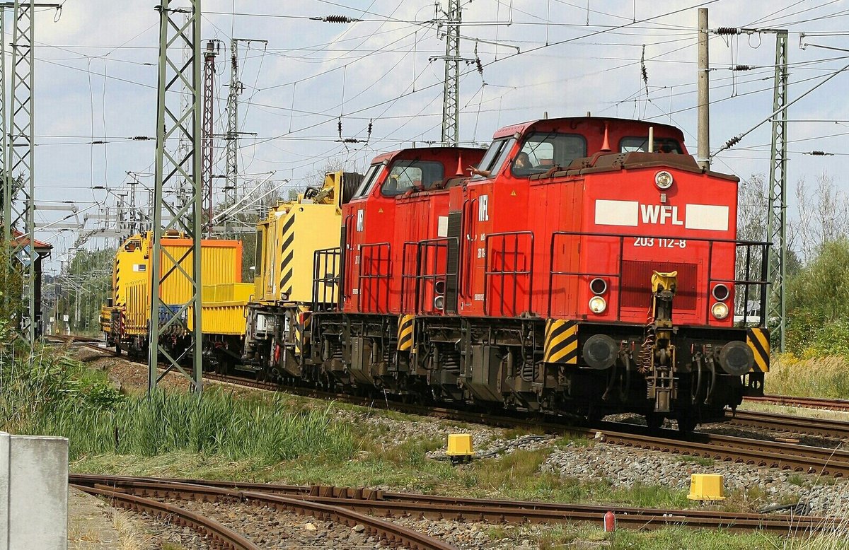 WFL Lok 25 / 203 112-8 und Lok 21 mit Bauzug durch Anklam - Standort Hafenstrasse - 20.08.2019