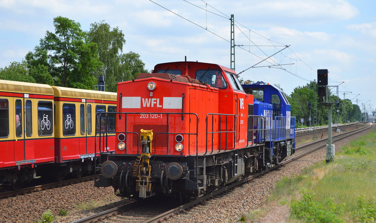 WFL  Lok 26/ 203 120-1  (NVR-Nummer: 92 80 1203 120-1 D-WFL) bei einer Überführungsfahrt mit der Hybrid Lok Alstom H3 1002 021-6 der Fa. Talgo am Haken am 07.06.19 BF. Berlin Jungfernheide.