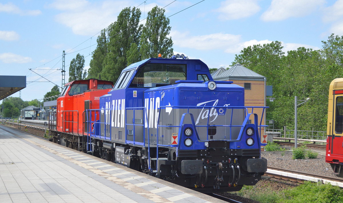 WFL  Lok 26/ 203 120-1  (NVR-Nummer: 92 80 1203 120-1 D-WFL) bei einer Überführungsfahrt mit der Hybrid Lok Alstom H3 1002 021-6 der Fa. Talgo am Haken am 07.06.19 BF. Berlin Jungfernheide.