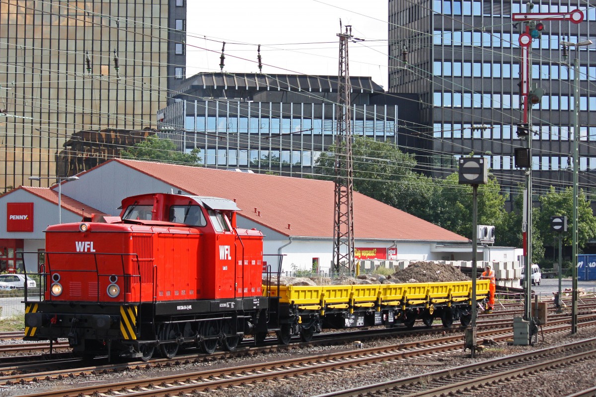 WFL Lok 5 am 3.8.13 mit einem Bauzug in Dsseldorf-Rath.
