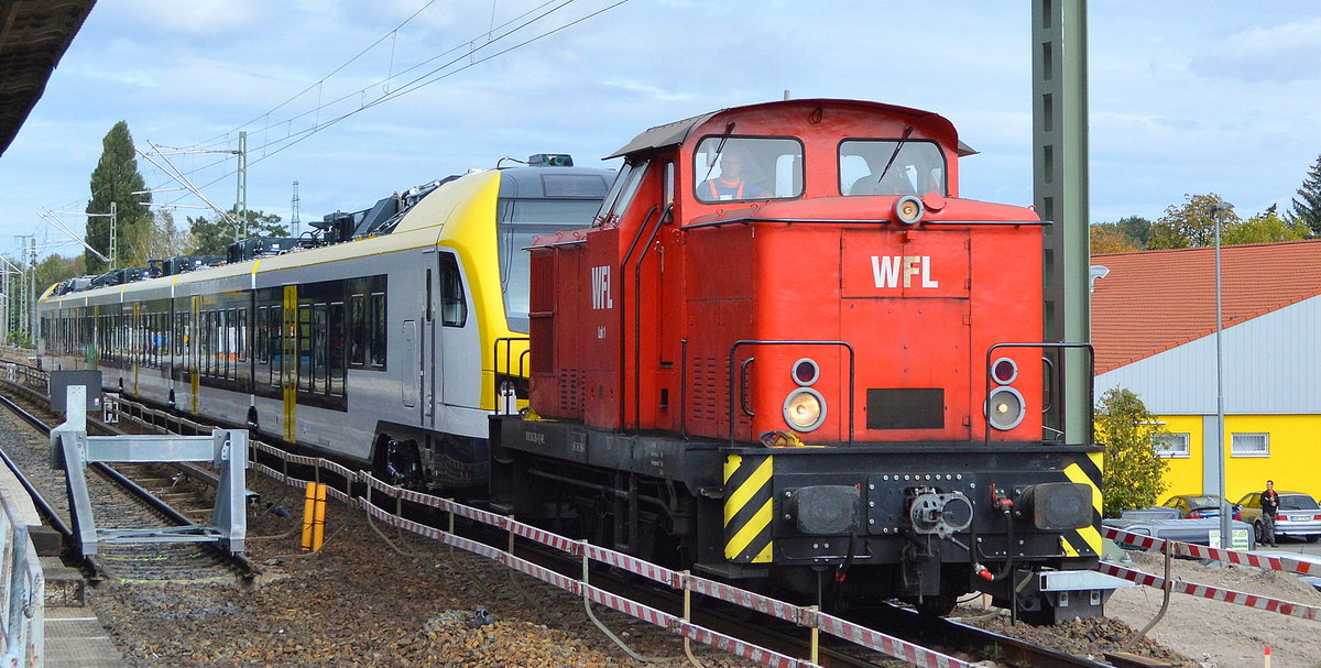 WFL  Lok1  (NVR-Nummer: 98 80 3345 286-9 D-WFL) mit der Überführung eines sechsteiligen FLIRT³ EMU Triebzuges für die Go-Ahead Baden-Württemberg GmbH, der E-Triebzug mit der Front-Nr. ET 6.10 A Mittags über Berlin Karow kommend vom Stadler Werk Berlin Pankow (Wilhelmsruh) über die Basdorfer Nebenstrecke. 