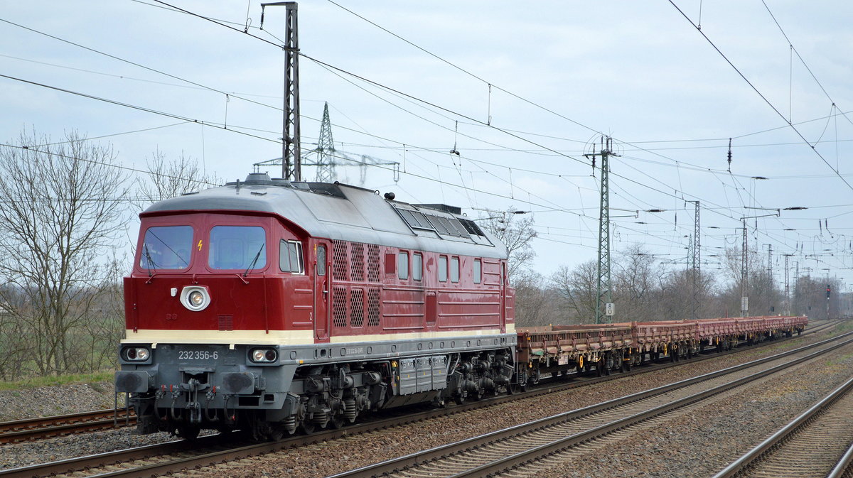 WFL - Wedler Franz Logistik GmbH & Co. KG, Potsdam mit  232 356-6  [NVR-Nummer: 92 80 1232 356-6 D-WFL] und einem Gannzug leerer Drehgestell-Flachwagen am 19.03.20 Bf. Saarmund.