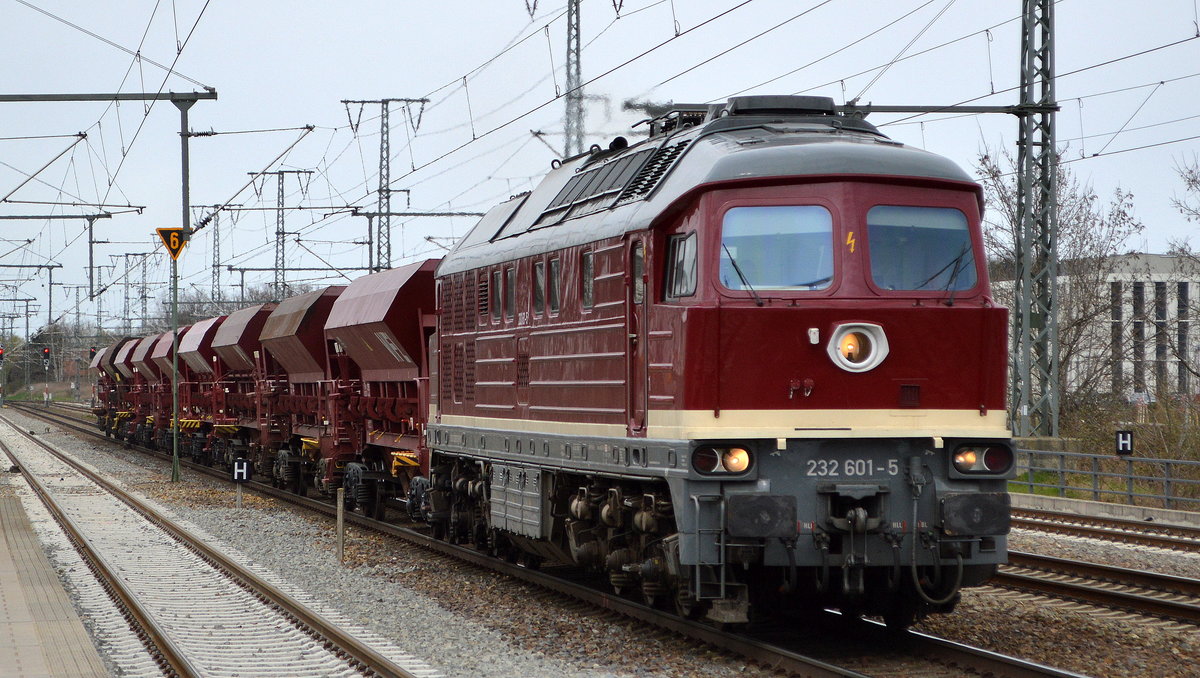 WFL - Wedler Franz Logistik GmbH & Co. KG, Potsdam mit  232 601-5  [NVR-Nummer: 92 80 1232 601-5 D-WFL] und Schotterzug am 15.04.21 Durchfahrt Bf. Gol (Potsdam).