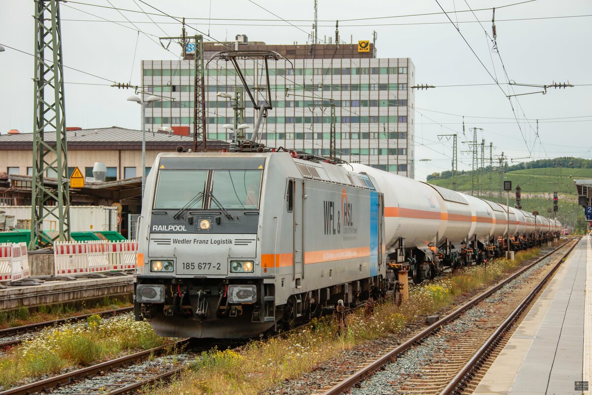WFL/HSL Railpool 185 677-2  Wedler Franz Logistik  mit Kesselzug in W�rzburg Hbf, August 2021.