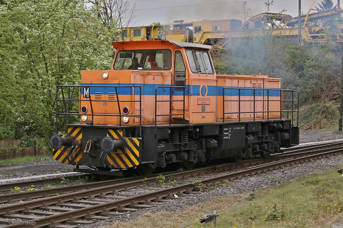 WHE25 rangiert im Bereich BÜ Heerstr. in Wanne-Eickel. 12.04.2017