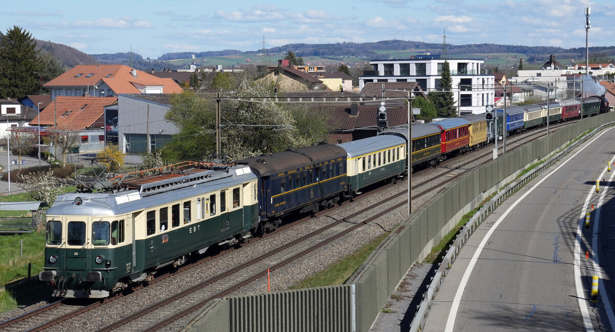 WHISKY TRAIN 2022.
Mit der historischen Dampfbahn um die drei Seen.
Für die Gourmet-Fahrten der vielen Geniesser standen am 9. und 10. April 2022 die Eb 3/5 Nr. 5810, ex SBB (SLM, 1911) von der Dampfbahn Bern (DBB) sowie der BDe 4/4 ll 201 „BURGDORF“  vom Verein Pendelzug Mirage (VPM) im Einsatz.
Die vielen bunten Personenwagen haben verschiedene Museumsbahnen zur Verfügung gestellt.
Foto: Walter Ruetsch