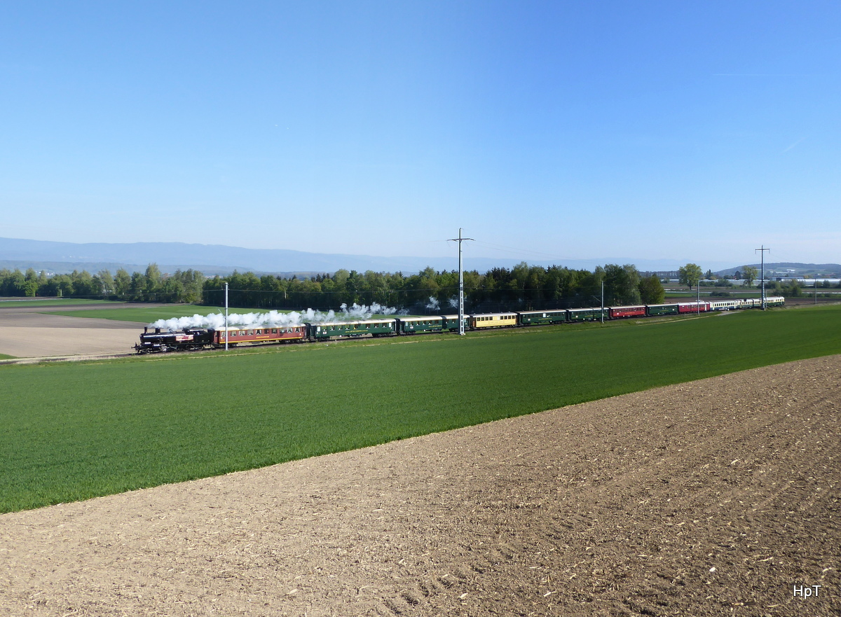 Whisky Train mit der Dampflok Eb 3/5 5810 und 11 Personenwagen sowie am Schluss der Schiebende Triebwagen BDe 4/4 201 unterwegs zwischen Kerzers und Galmiz am 22.04.2017