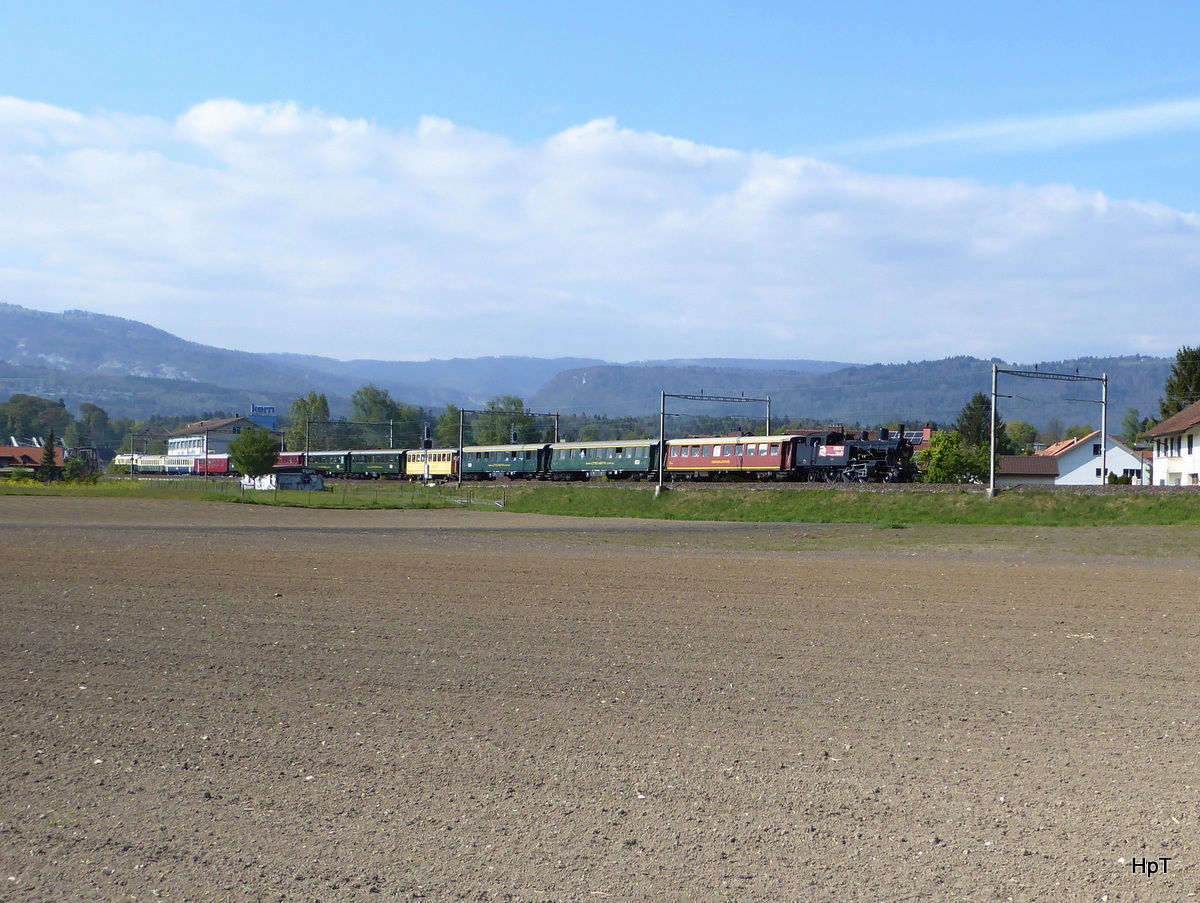 Whisky Train mit der Dampflok Eb 3/5 5810 und 11 Personenwagen sowie am Schluss der Schiebende Triebwagen BDe 4/4 201 unterwegs bei Aegerten am 22.04.2017
