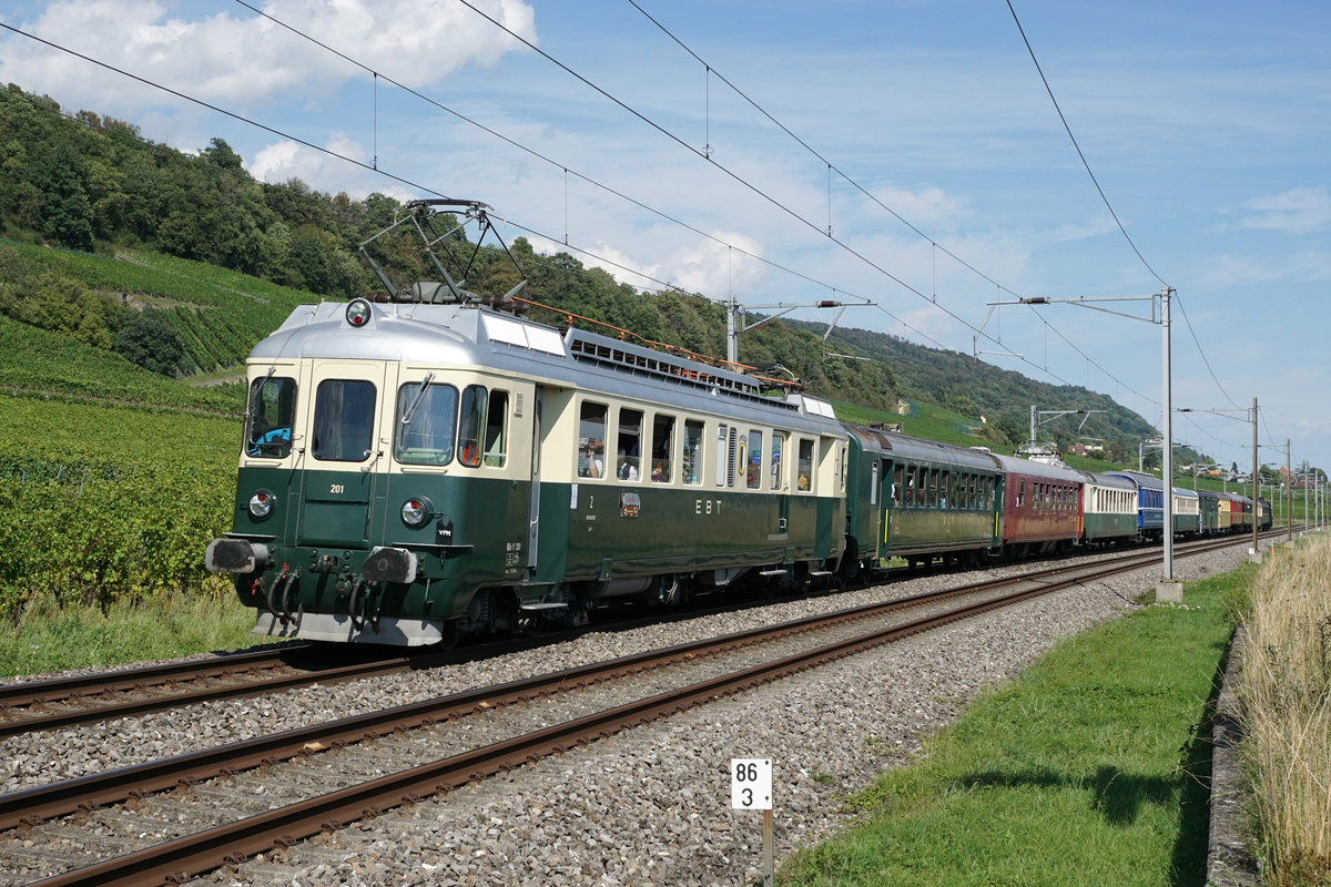 Whisky Train Murten.
MIT DER HISTORISCHEN DAMPFBAHN QUER DURCHS SEELAND.
Am Samstag, 5. September 2020 und am Sonntag, 6. September 2020 war der alljährliche Extrazug mit Dampflokomotive und historischen Wagen unterwegs.
Zum Einsatz gelangten die DBB Eb 3/5  Habersack  und der BDe 4/4 201 (BDe 576) vom Verein Pendelzug Mirage/VPM.
Bei Cressier am 5. September 2020.
Foto: Walter Ruetsch 

