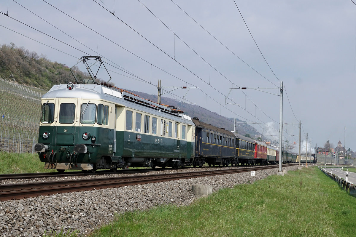 WHISKYTRAIN.
Am 13. und 14. April 2019 war der sehr beliebte und voll ausgebuchte Whiskytrain auf seiner gewohnten Route rund um die drei Juraseen unterwegs. 
Zum Einsatz gelangten die Eb 3/5 5810  HABERSACK  vom Verein Dampfbahn Bern/DBB sowie der BDe 4/4 201 vom Verein Pendelzug Mirage. Die zehn mitgeführten Personenwagen stammten von verschiedenen Vereinen.
Der sehr lange und farbenfrohe Nostalgiezug bei Cressier unterwegs am 13. April 2019.
Foto: Walter Ruetsch 