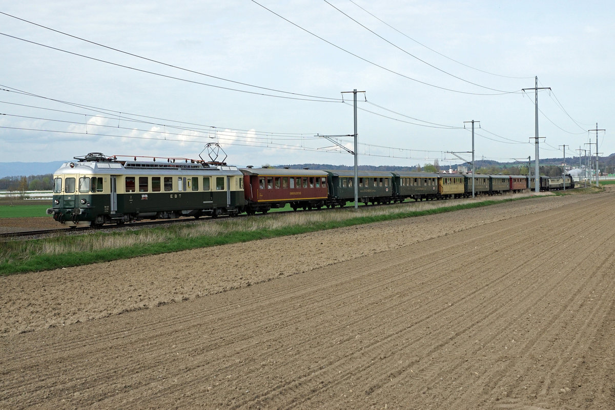 WHISKYTRAINS 2018
VPM/DBB/VHE: Am Samstag, 14. April 2018 und am Sonntag, 15. April 2018 fand die 10. Ausgabe des legendären Whiskytrains statt. Der Anlass war für beide Tage restlos ausverkauft.
Der Sonderzug wurde geführt mit der Eb 3/5 5810 von Dampfbahn Bern sowie dem BDe 4/4 201 vom Verein Pendelzug Mirage.
Sämtliche Aufnahmen vom 15. April 2018.
Whiskyzug auf der Rückfahrt kurz vor Galmiz.
Foto: Walter Ruetsch